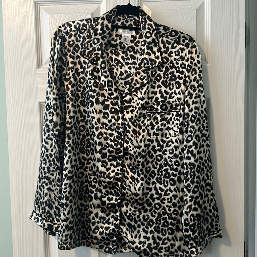 Pink K women’s satin pajama set in animal print.  Very good condition.  Sz XL